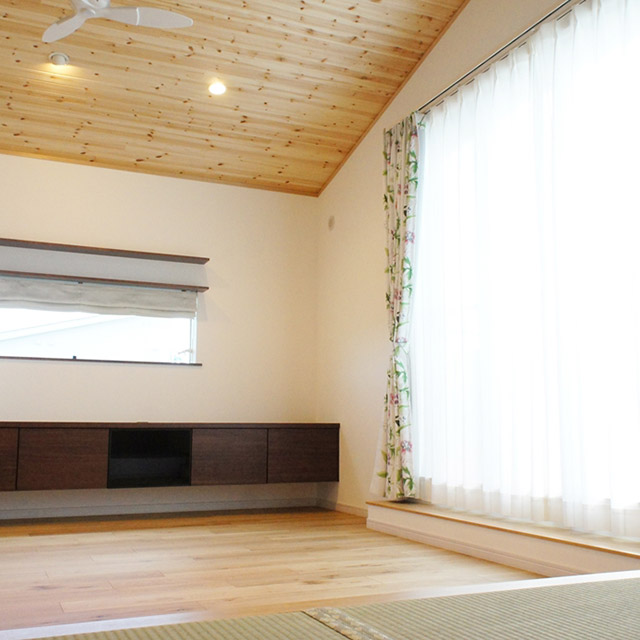 勾配天井とﾛﾌﾄで広々 木の質感が映える開放感のある家 名古屋市で